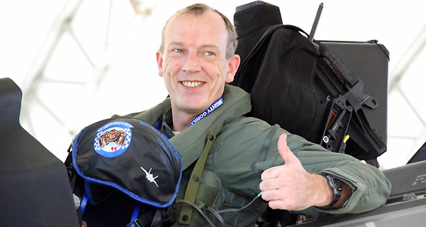 Majoor Laurens Jan Vijge na zijn vlucht, die hij als eerste Nederlandse vlieger met een Nederlandse F-35 maakte. Foto: Ministerie van Defensie