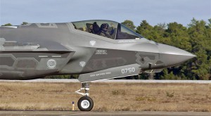 Majoor Vijge zwaait vanuit de cockpit tijdens het taxiën. Foto: Ministerie van Defensie