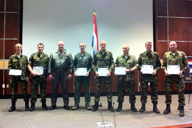 De trotse geslaagden poseren met hun diploma. Foto: Ministerie van Defensie