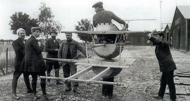 één van de eerste vluchtnabootsers, 1910