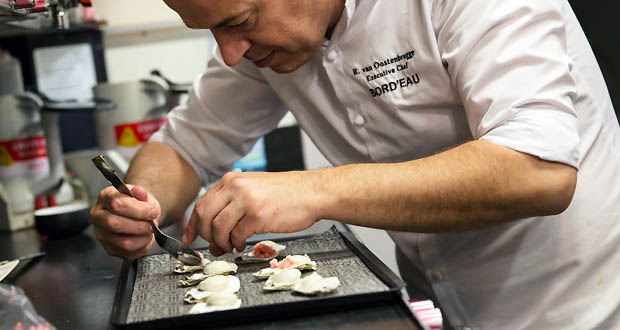 KLM werkt samen met Nederlandse topchef Richard van Oostenbrugge