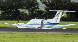 Luchthaven Rotterdam tijdelijk gesloten na harde landing vliegtuig