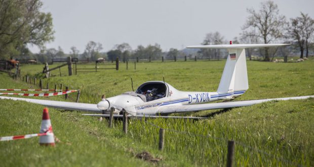 D-KVOKSportvliegtuigje maakt noodlanding bij Loosdrecht