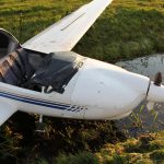 Sportvliegtuigje maakt noodlanding bij Loosdrecht
