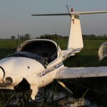 Sportvliegtuigje maakt noodlanding bij Loosdrecht