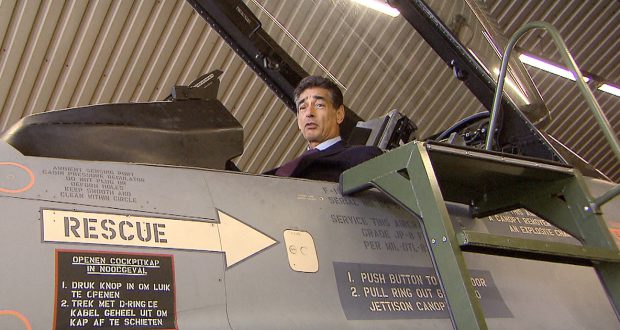 Gerard Spong interviewt F-16-piloten op luchtmachtbasis Volkel